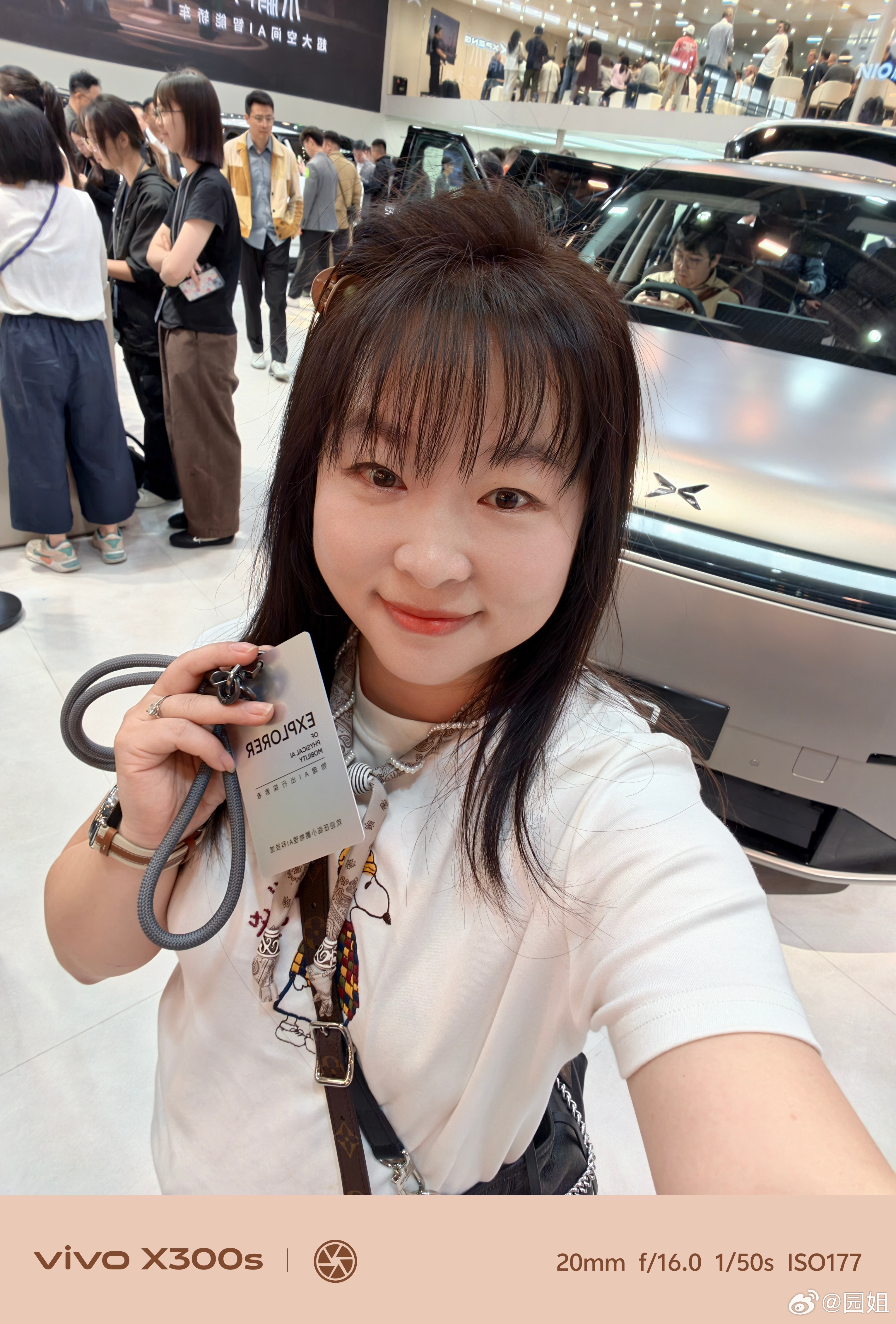 小鹏今年的助力车型就是小鹏GX，场馆里放了C位，看车的人也很多，全尺寸大空间，加