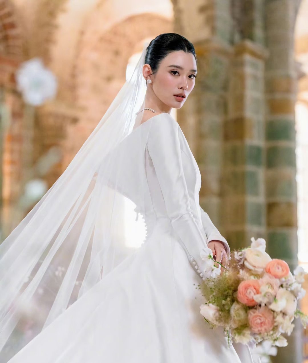 奚梦瑶婚纱历经六个月打磨三次试身奚梦瑶婚纱超过600小时手工制作，历经六个月打磨