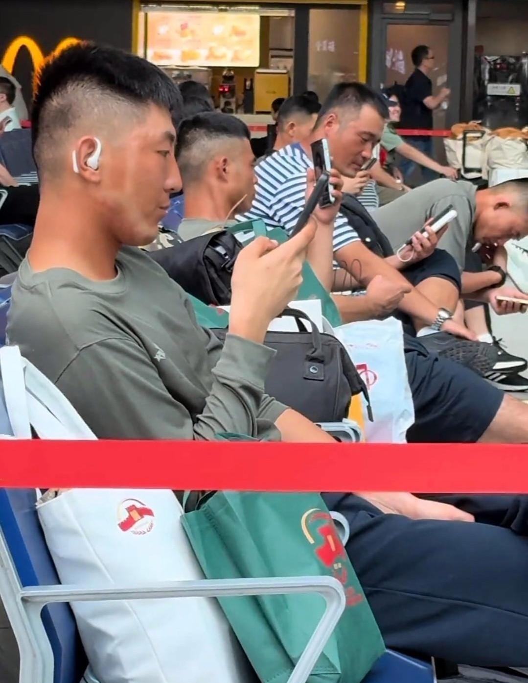 9.3阅兵后在高铁站等车返程的兵哥哥，看着他们晒得脱皮的脸庞好心痛！兵哥哥们候