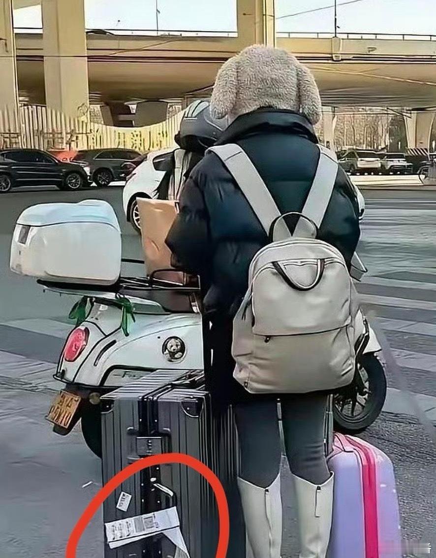 为什么很多人坐飞机之后，贴的行李条不撕掉，走哪儿带到哪儿？为了证明自己坐飞机了