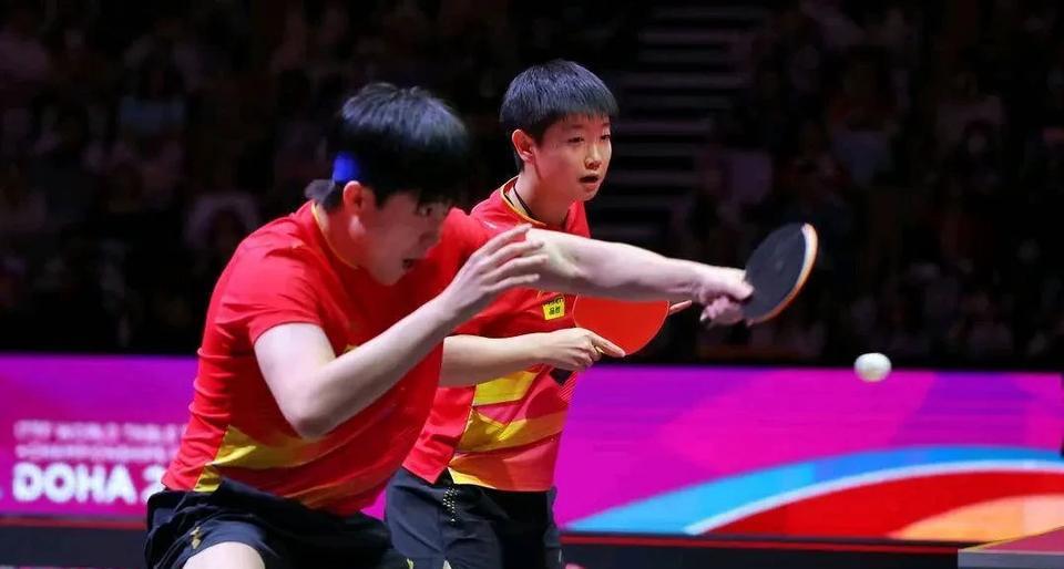 港队跟国乒真是一家人，主动帮助莎头组合备战混双决赛，杜凯琹太暖心了。杜凯琹在直