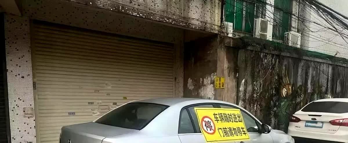 湖北武汉一小区内发生一起因乱停车引发的邻里纠纷。一辆银色轿车违规停放堵塞