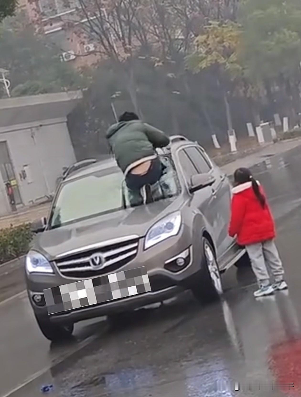 湖北，男子大马路上砸车后续来了，不是因为小车开太快，溅了电瓶车污水！据大冶公