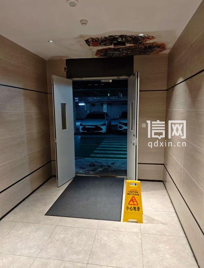 天津市北辰区融创御景宸院8号楼业主李先生向信号新闻反映楼栋公共区域渗水难题，