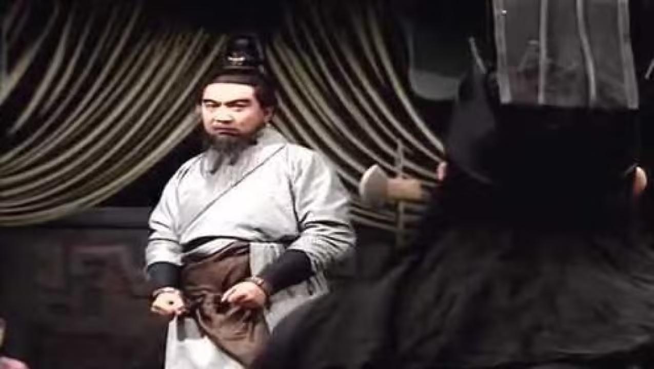 公元198年冬，下邳城破，吕布被缚于白门楼上，与他一同被俘的，还有一个人——陈宫