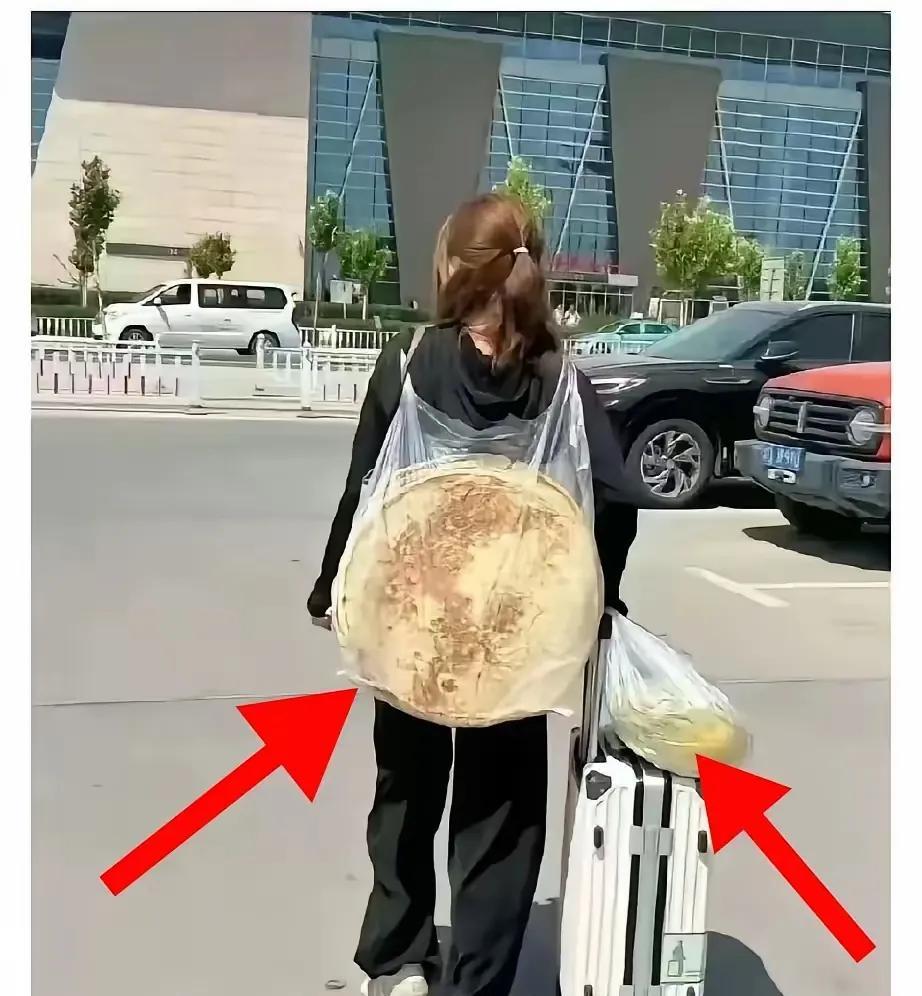 这位新疆姑娘不出三个月，要么被深圳同化，要么逃离，但我相信她这个照片的情景，反