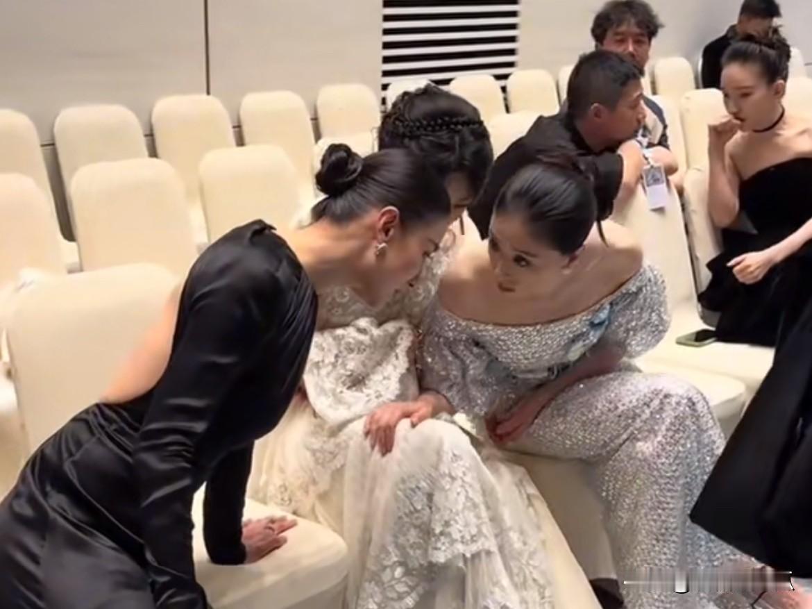 杨紫宋佳蒋欣三人热聊，这哪里还是高冷女明星，简直就是街头聚会聊八卦的女人们。我隐