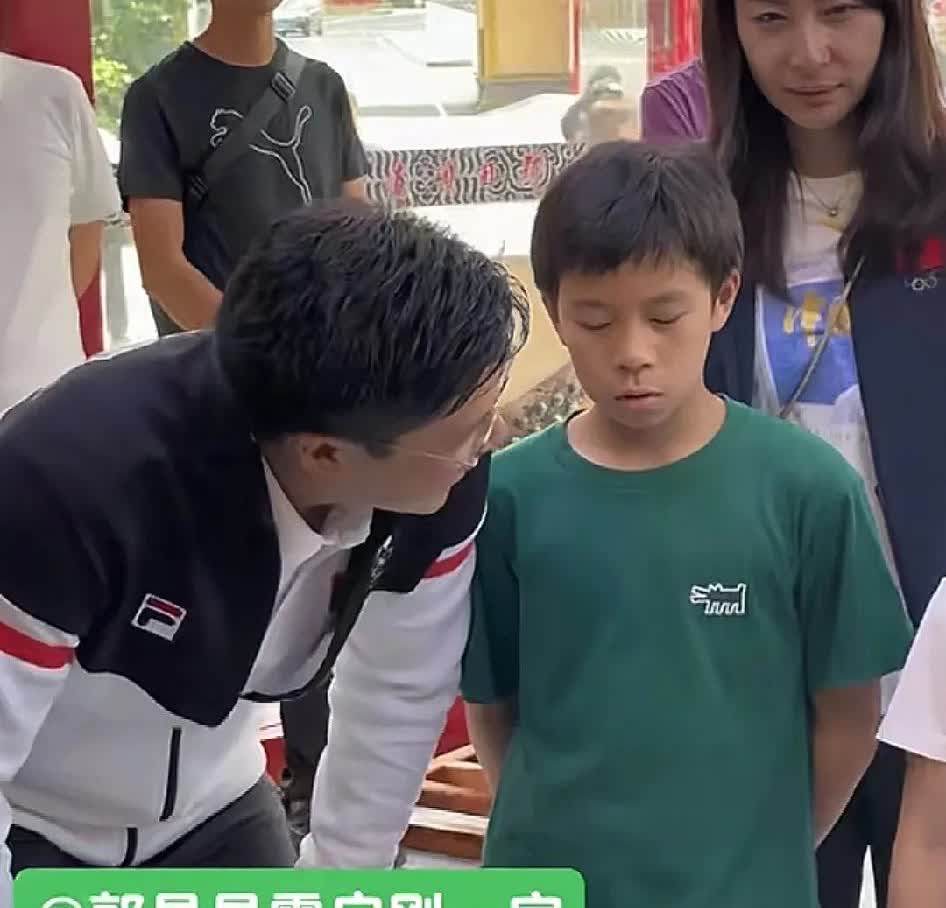 这孩子估计是霍英东转世，长相太像了，霍启刚脸上洋溢着为儿子骄傲的表情，言外之意：