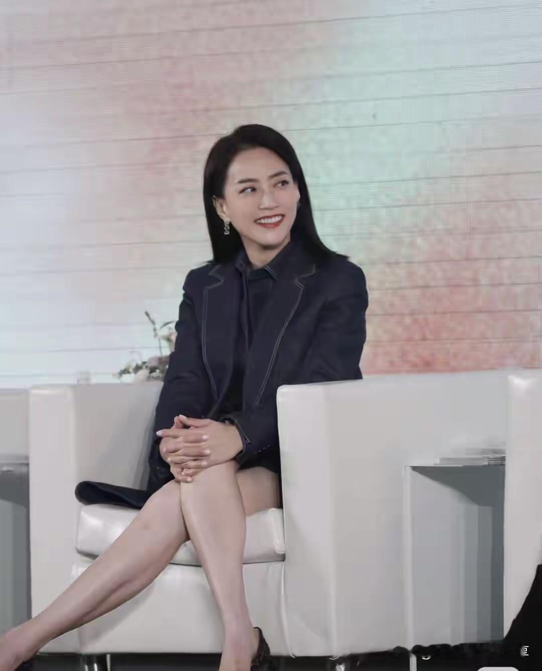 这个美女好漂亮啊，她的美是明艳张扬的，看起来比女明星张柏芝都要漂亮，比王菲有气质