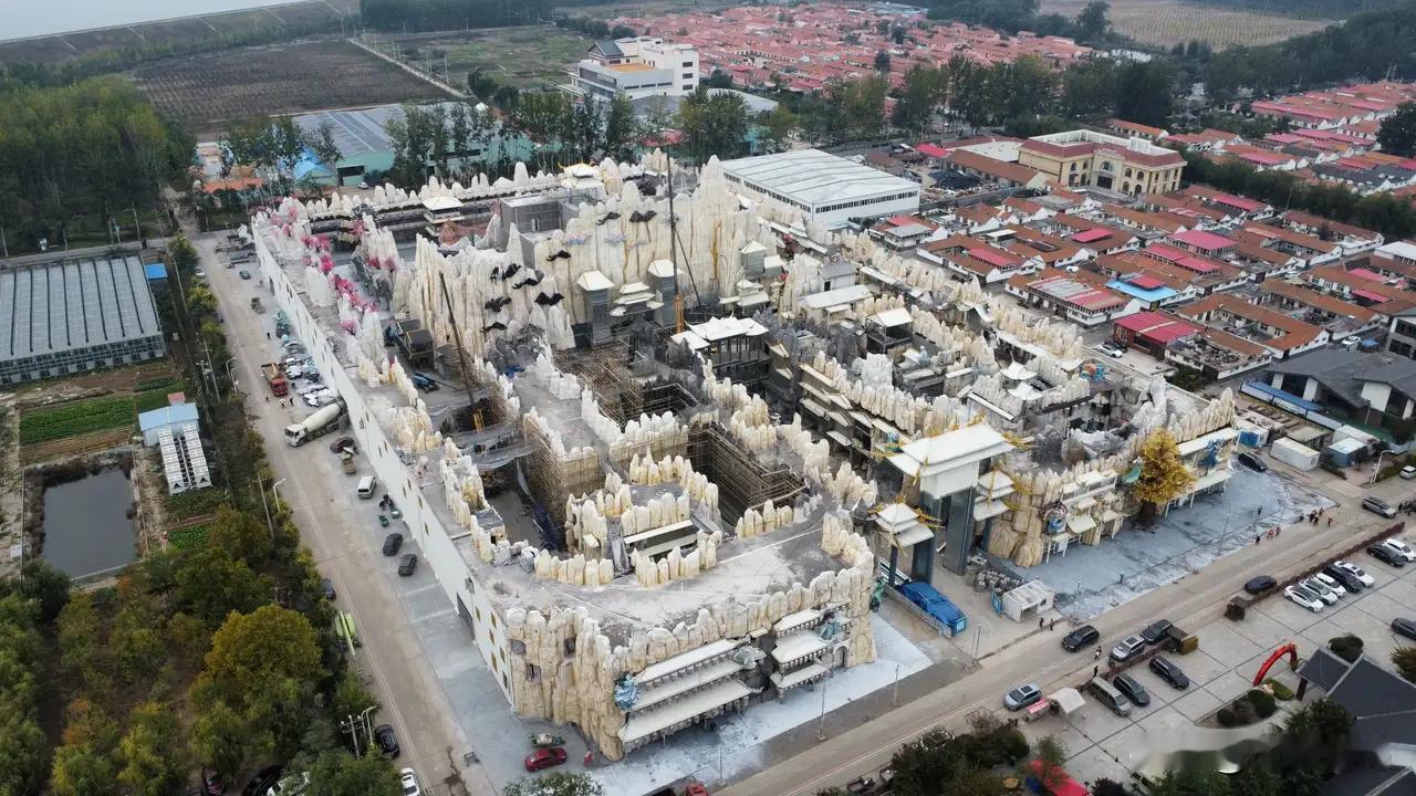 青岛棘洪滩深夜惊艳突围！30亩荒地变身不夜城，周边居民竟为停车位吵上热搜？现场施