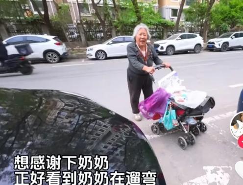 破防了！5月2日，辽宁沈阳，一男子忘关车窗，结果天却下起了雨。男子跑去查看，发现