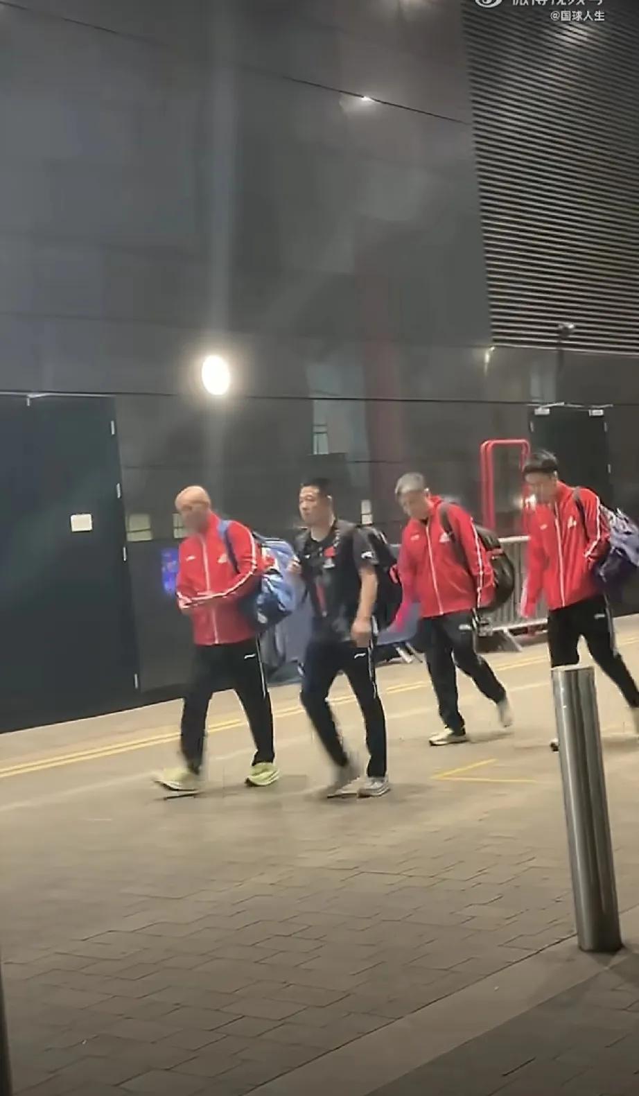 伦敦世乒赛男团小组赛，国乒教练组团队，小组赛敢于变阵让王楚钦休息，让林诗栋，梁靖