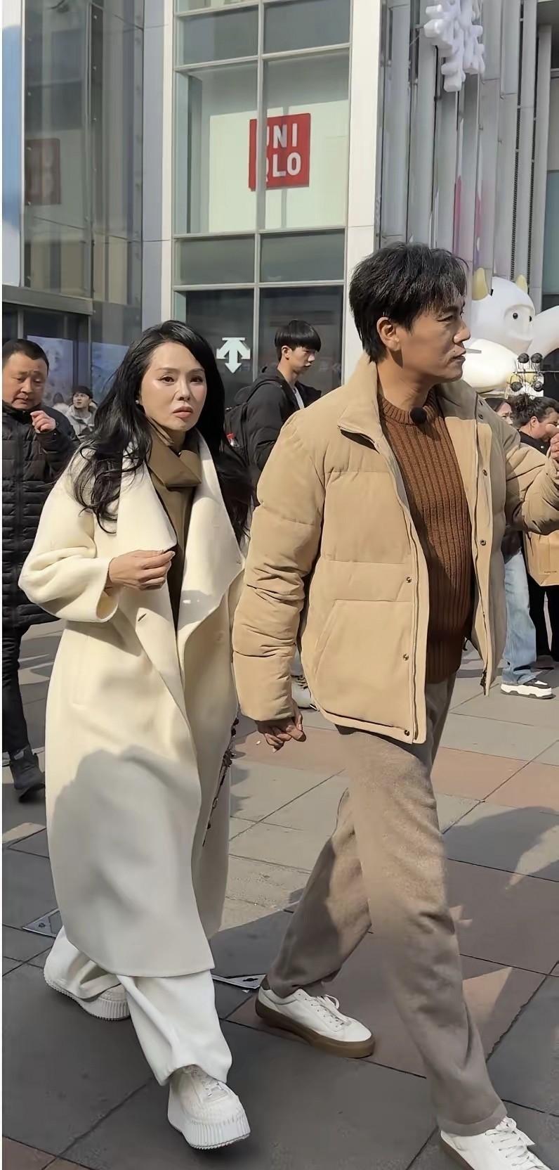 57岁像37岁，这是我在沈阳街头亲眼见证的年龄魔法。秦昊手指紧扣着伊能静，不是