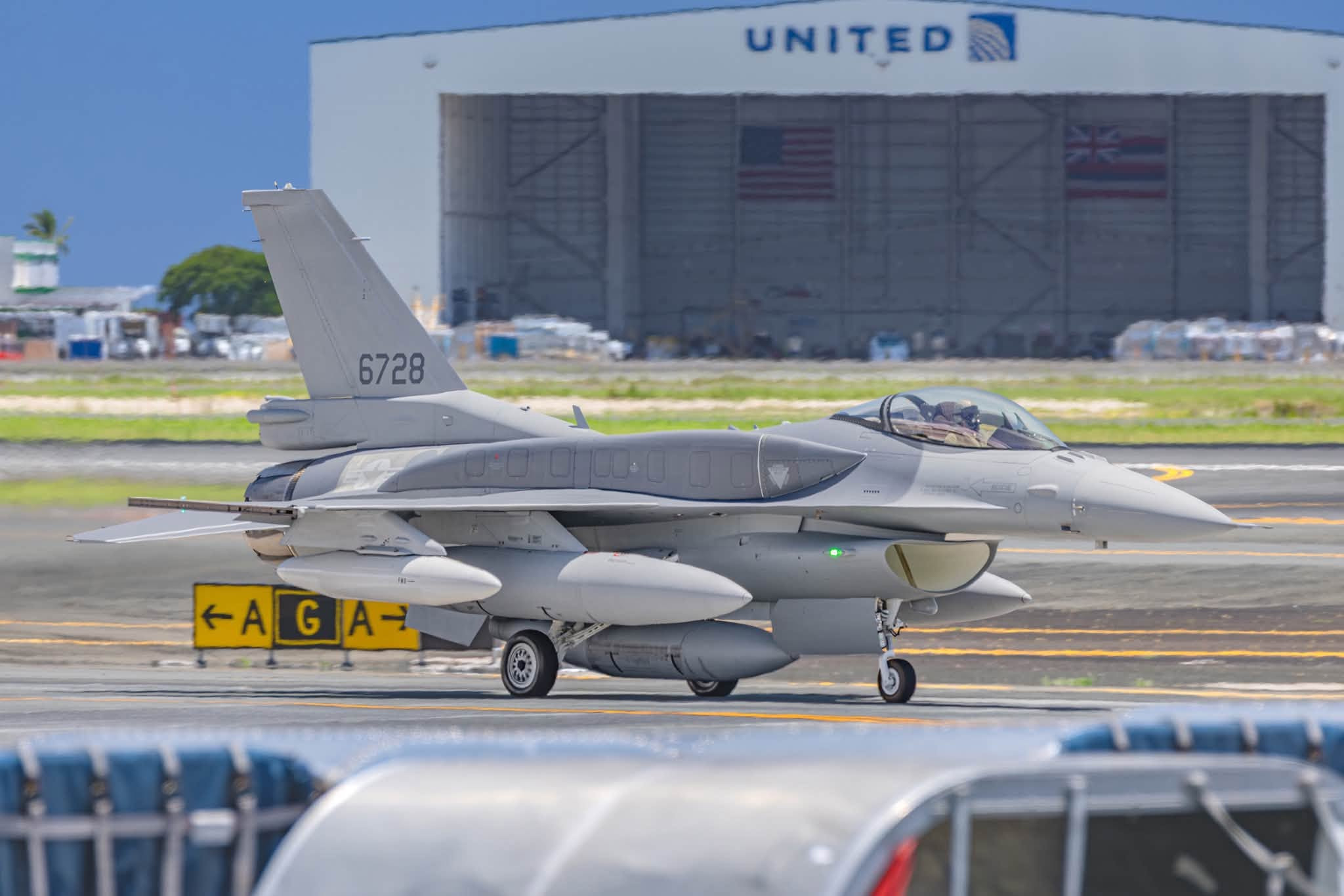 中国台湾采购的两架F-16V/F-16CBlock70战斗机(6727和672