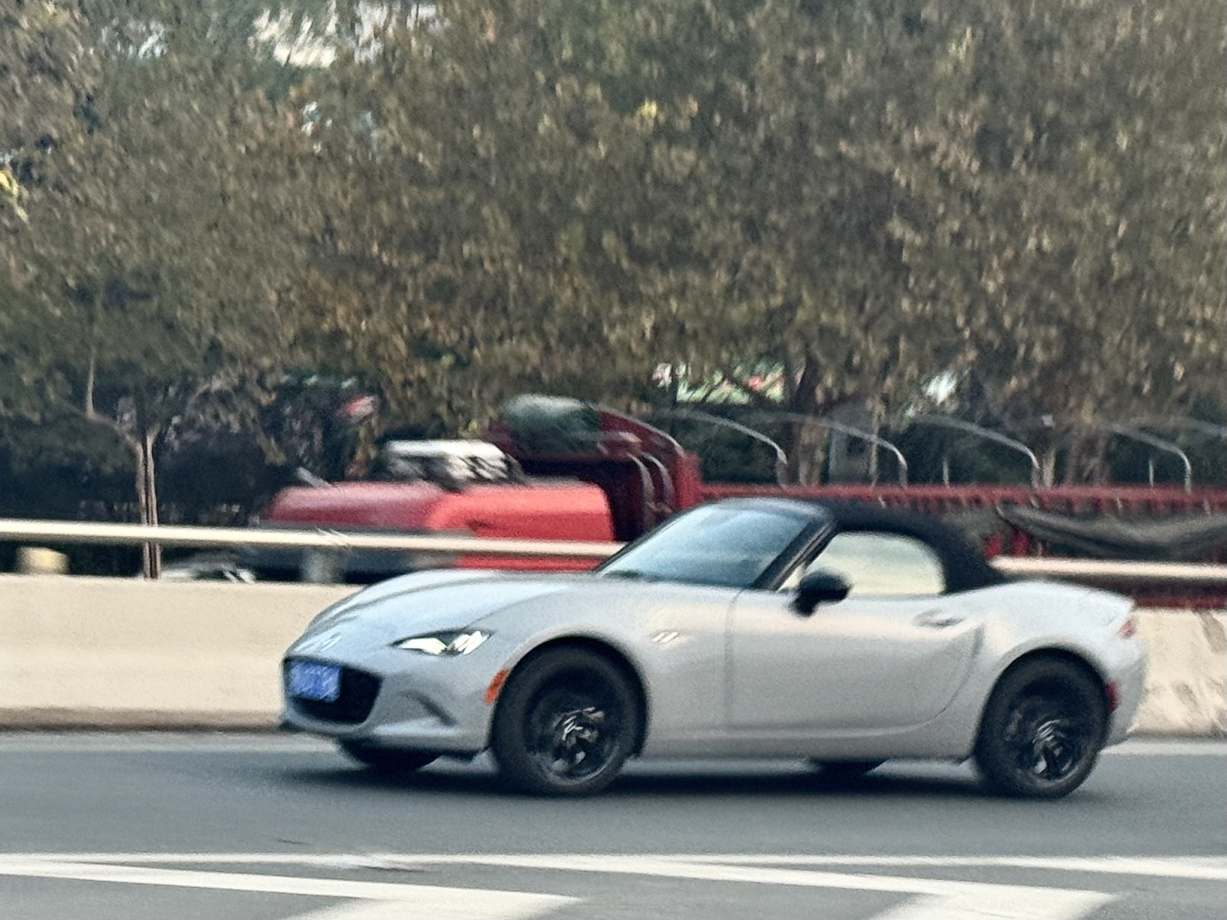 第一次在西安碰见一辆马自达MX-5，太好看了这车，这车太好看了，是真的不是假的