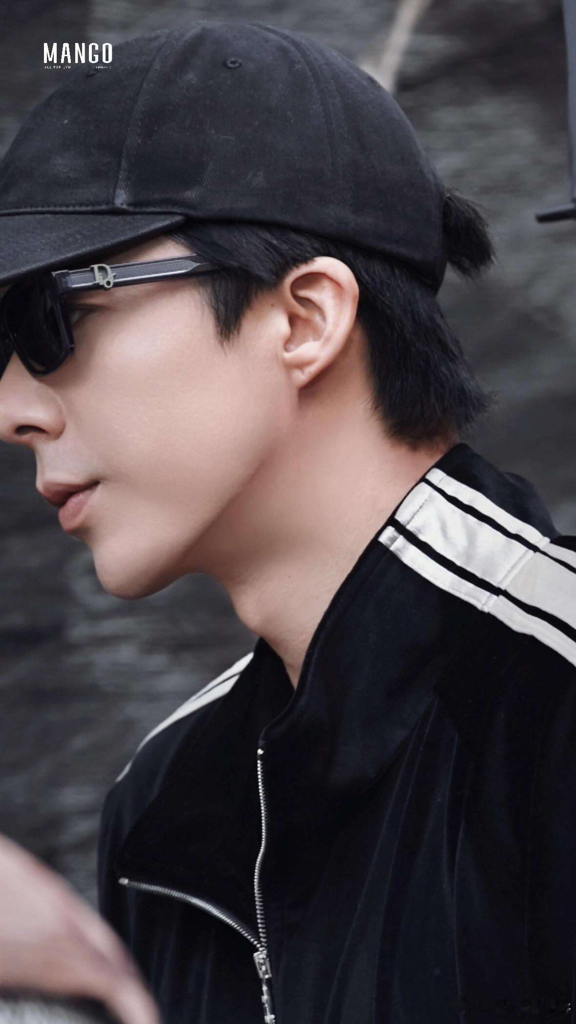 清冷有型，温柔藏于细节。酷感外表，藏着柔软宁心。刘宇宁东北唠嗑局花絮cr:ma