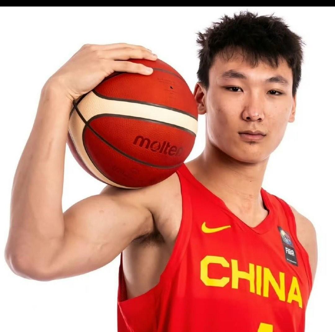 “小易建联”淡厚然即将征战CBA联赛！不少球迷听到这个消息还是感到惋惜，毕竟作