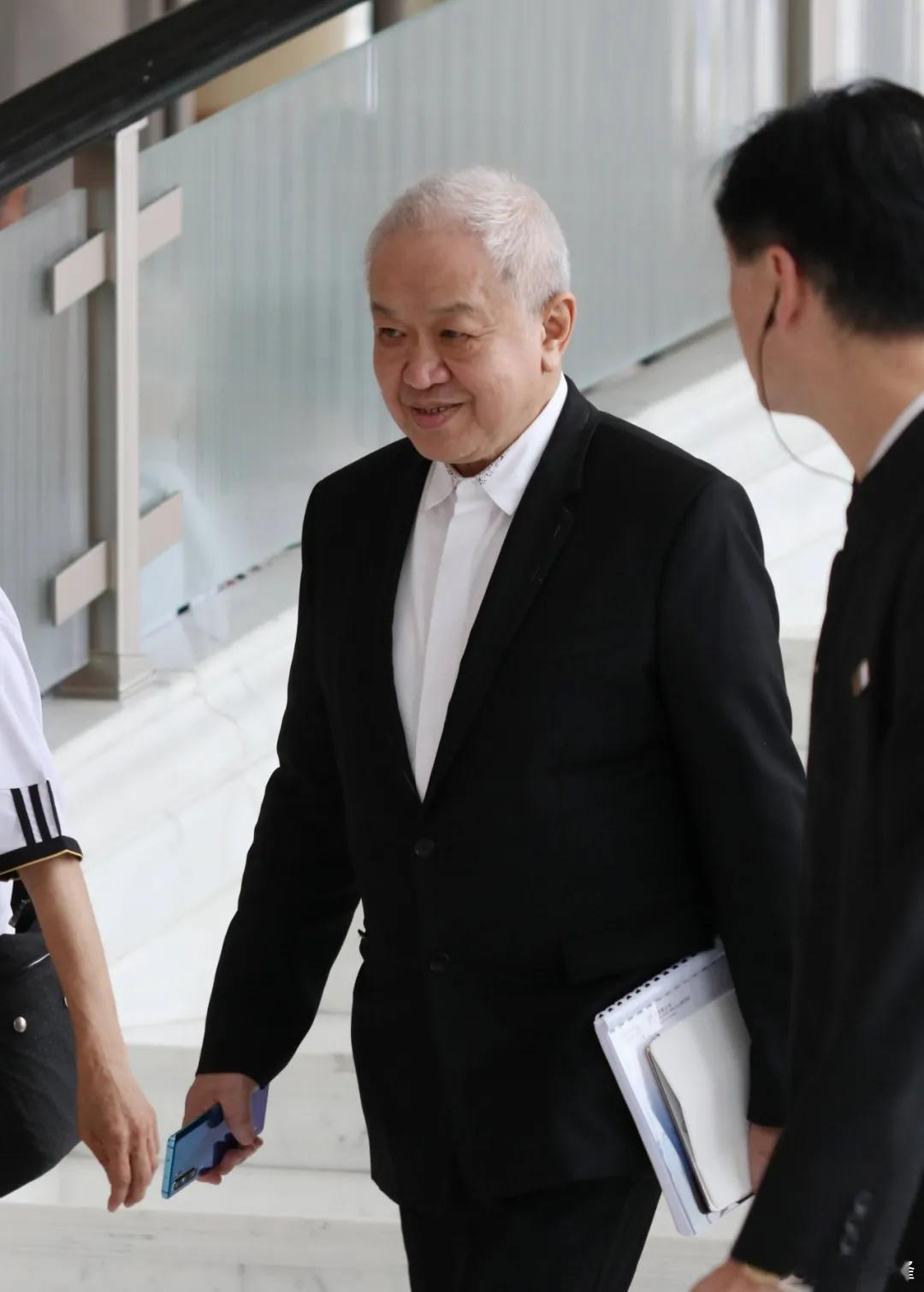 74岁打工皇帝，帮李嘉诚家族攒下1600亿现金摘自21世纪商业评论，作者鄢子为
