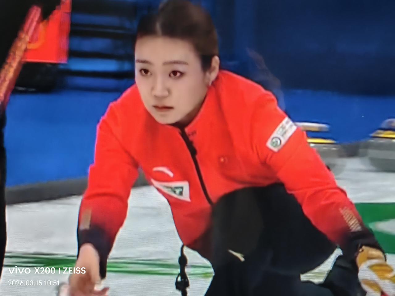 王芮四垒改三垒，状态依然低迷，韩雨三垒变四垒，稍欠经验并略显紧张，女子冰壶世锦赛