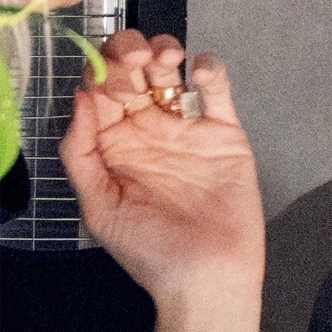 基努·里维斯和未婚妻亚历山德拉·格兰特现身伦敦吃生蚝，还点了薯条和一杯血腥玛丽。