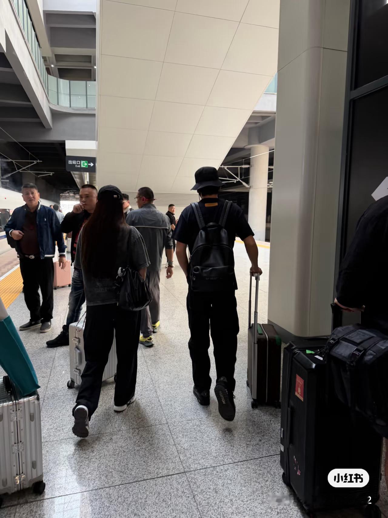 又瘦又高目测得190➕哈哈哈哈哈哈哈哈天选190