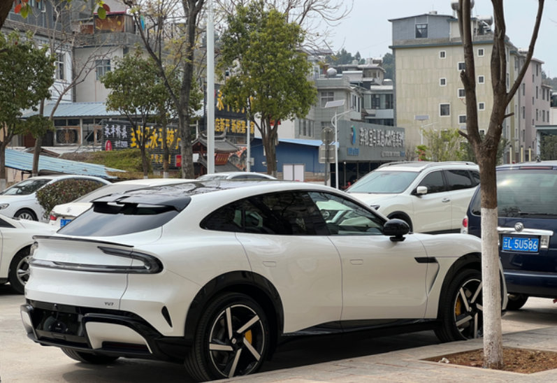 小米YU7的白色款，是很耐看又显高级的一款配色。它不是普通的单调白，而是带有细腻