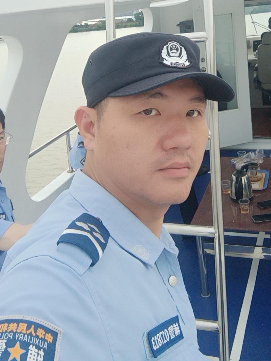 辅警内部常见的三大转岗方向：1，‌机关文职辅警‌：负责档案、宣传、窗口辅助
