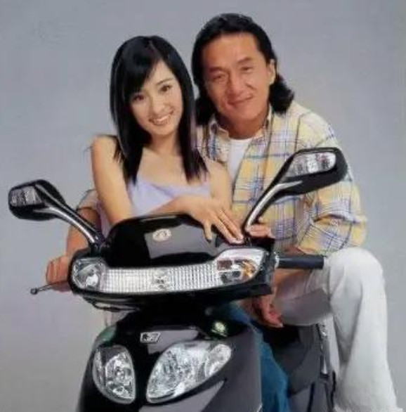 2003年，17岁的杨幂被49的成龙一把搂进怀里，两人一起拍摩托广告，成龙的片酬