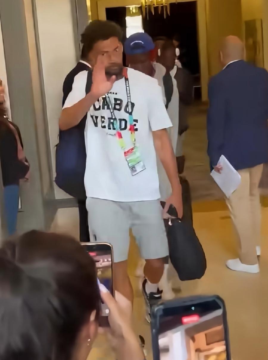 佛得角队回国后，在机场受到热烈欢迎！有一个细节，行李真的很少很少！门将沃齐尼亚