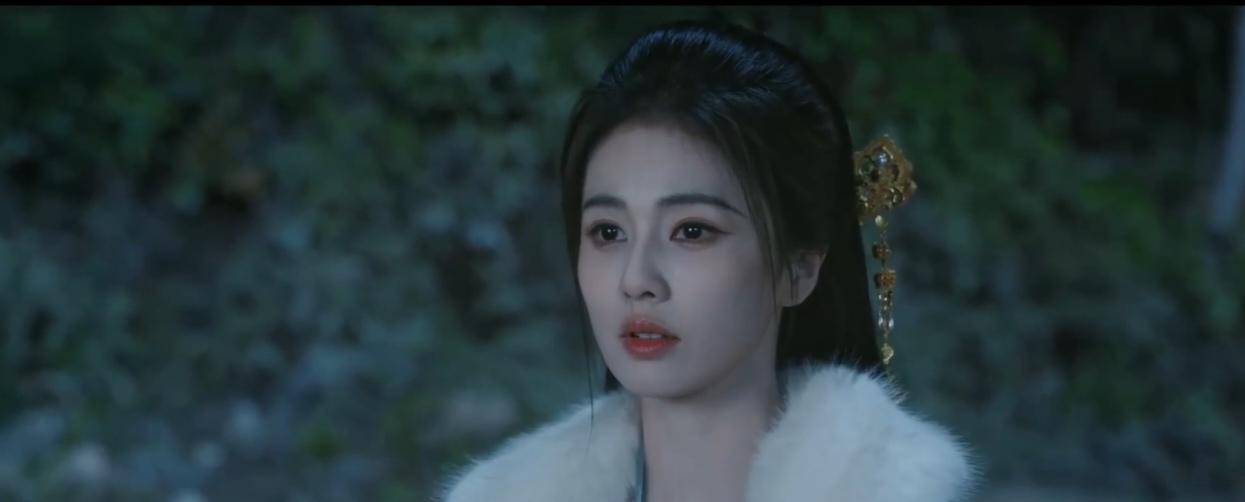 她亲手宰了仇人，然后辞职了。刀尖从右相胸口抽出来的瞬间，血喷在她官服的前襟上。