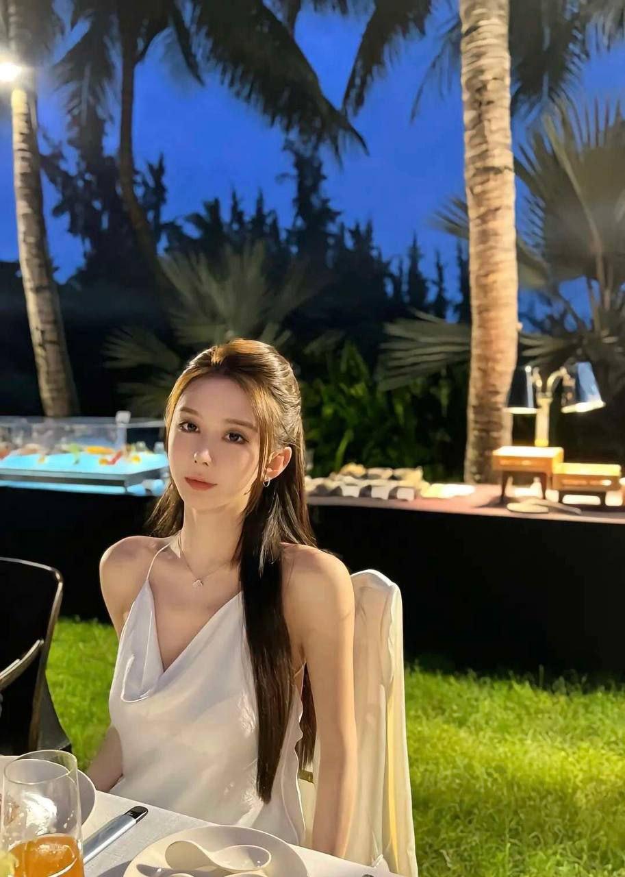 月色如水，美人如画在茶室的竹影里静品时光，在海岛的晚风里与星光对坐，在雪国的窗