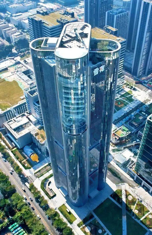 中国啤酒销量第一的雪花啤酒近期把总部从北京迁到了深圳。这个大楼虽然在众多的深圳