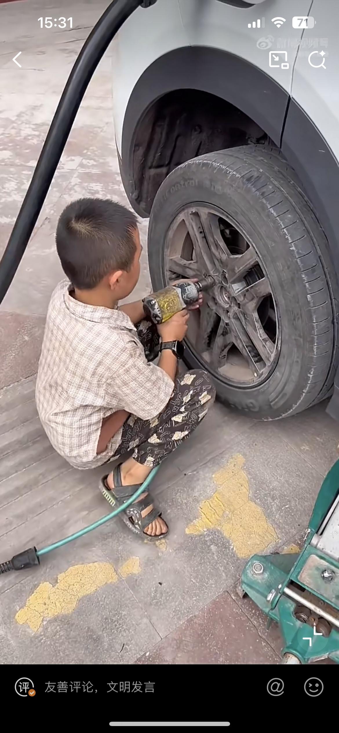 这才是孩子们过暑假的正确打开方式，广西玉林一个11岁男孩娴熟补胎的视频在全网
