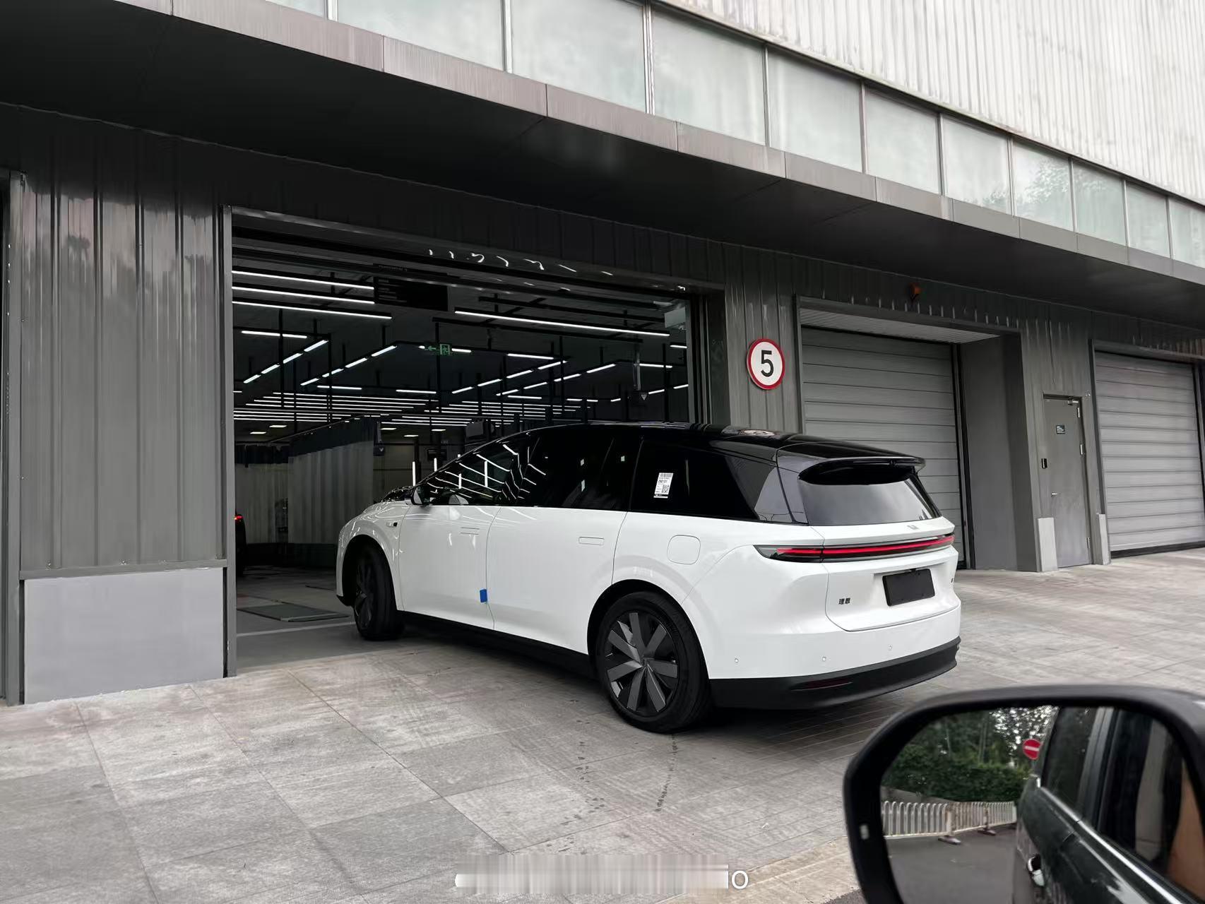 矮油，理想i8已经到店PDI检测了，快了快了～怎么说呢，实车还是像一台MPV，没