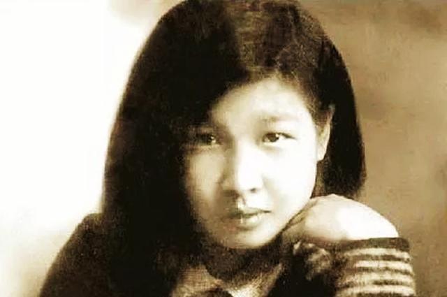 🌞有一天，毛主席正在屋子里歇着，一位漂亮的女红军突然跑到毛主席的住处，直接
