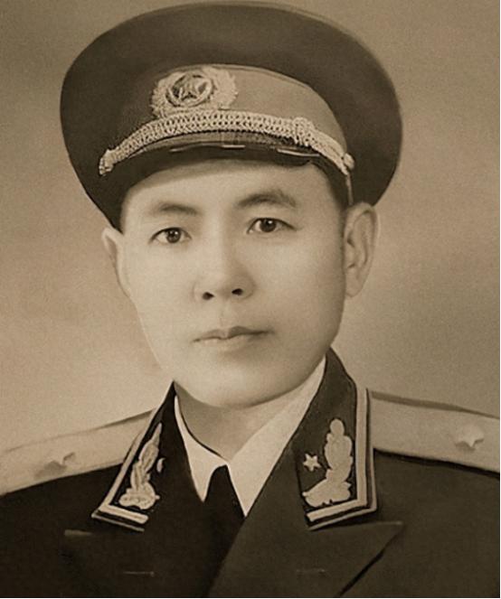 1949年，南京解放后，一个阔太太穿着旗袍来到了35军军部，对门口的哨兵说："我