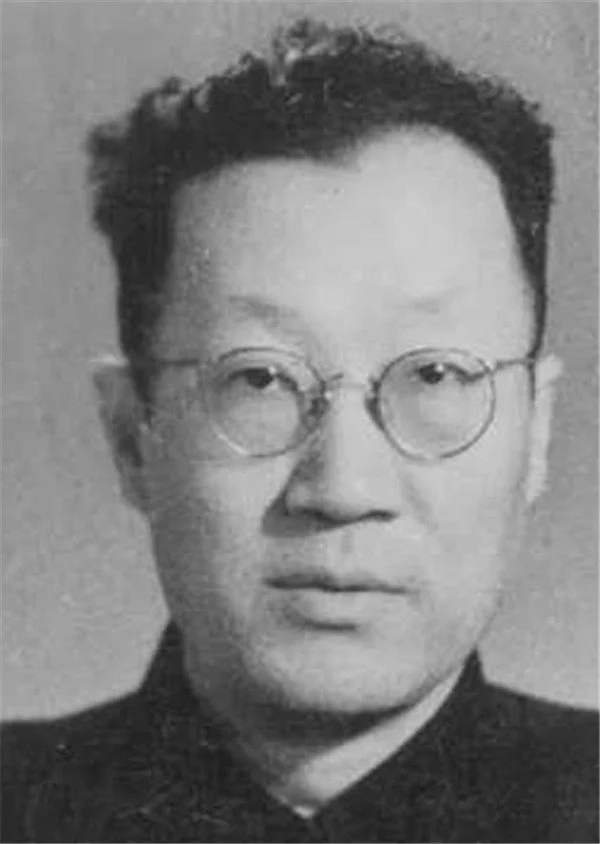 1946年，一名23岁女子，按了按胸前的东西，和丈夫互看一眼，随即，抱起2岁的儿