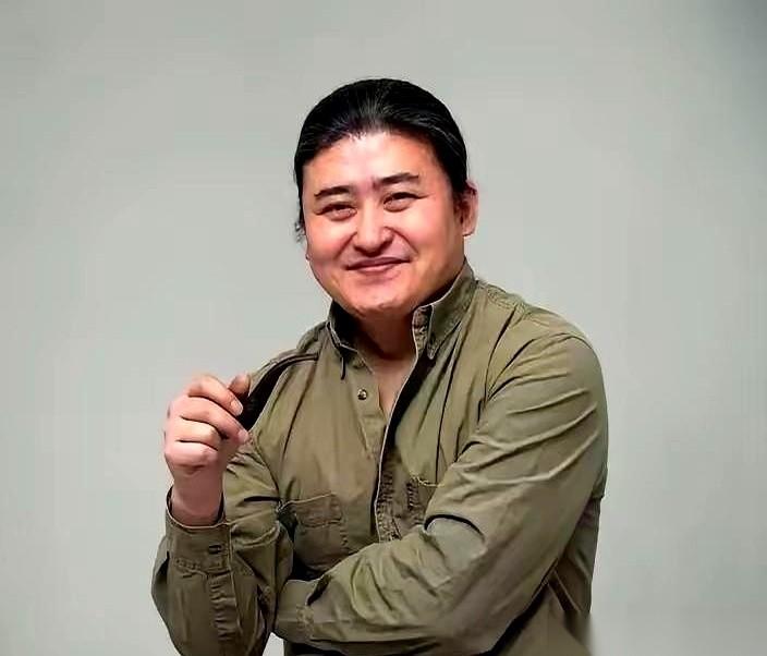 红遍大江南北的歌手刘欢，其实还在大学讲台上教了三十多年的书，这事仔细想想，比听他
