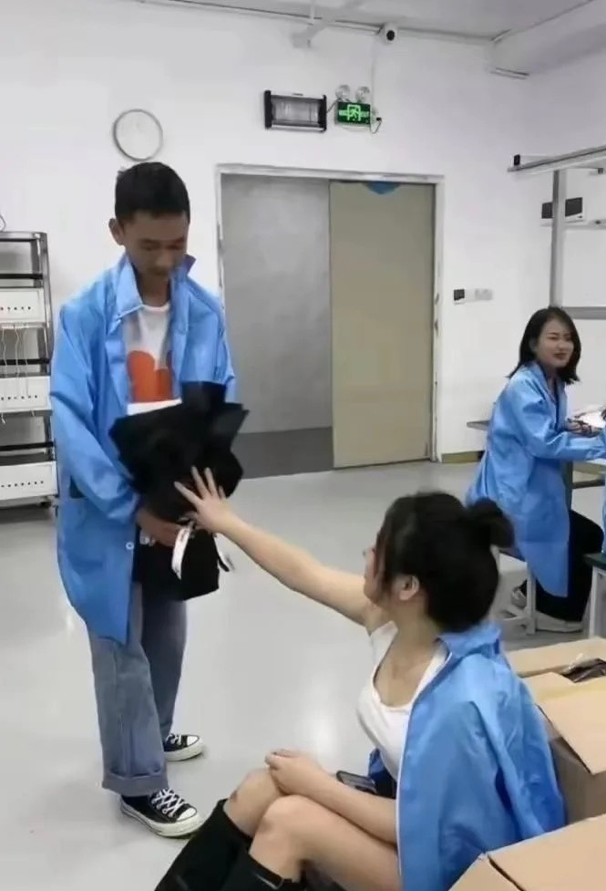 电子厂的“爱情”，都是在哄笑中收场。