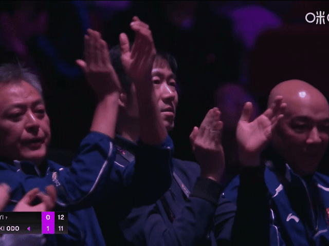 王楚钦对松岛辉空，第五局气势上来后，王励勤在台下非常肯定地鼓掌加油。对于王楚钦