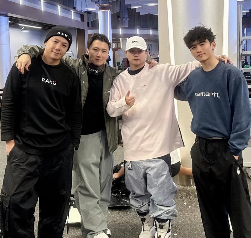 谢霆锋与大儿子去迪拜度假也会安排滑雪运动，父子俩真的好像！（图源自同行友人吴永伦
