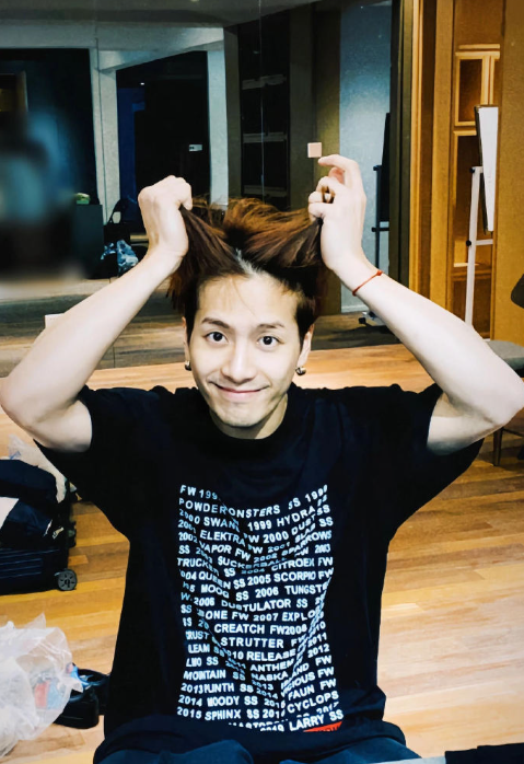 王嘉尔的巴黎之行甜度超标，嘴上否认可爱，行动却全程萌翻，抱小熊的样子软萌又苏，气