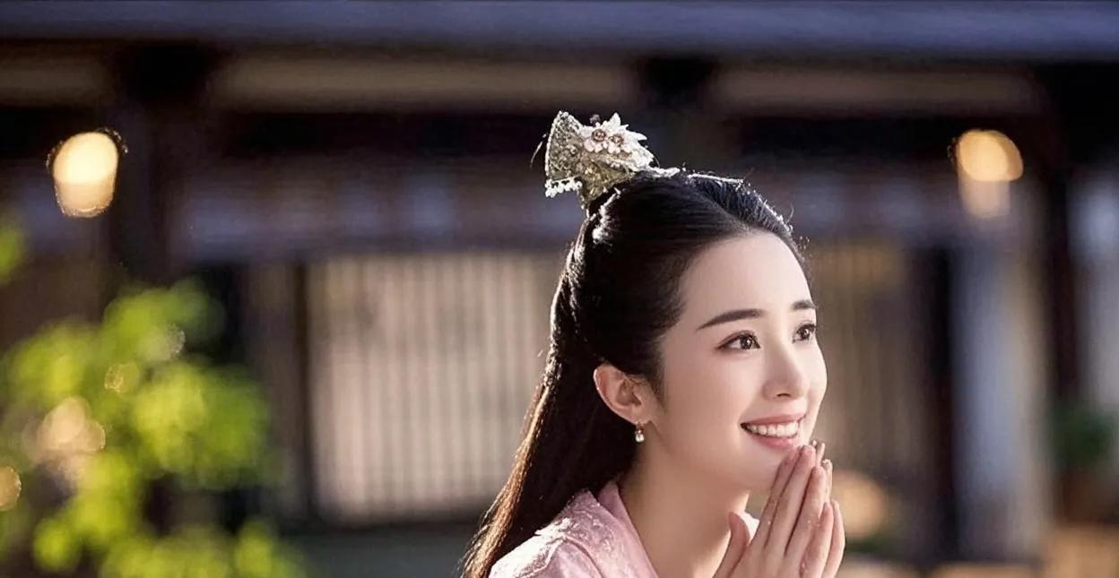 公元317年，司马睿建立东晋，一个女乞丐衣衫褴褛地扑到皇城根下，声嘶力竭地喊着：