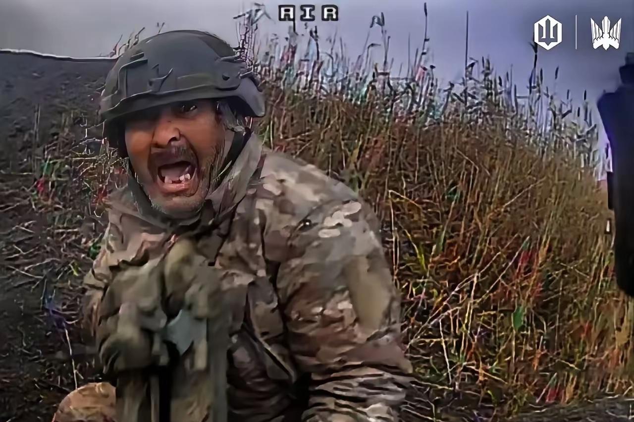 ​乌克兰战场上传出一张最令人感到绝望的照片，一名士兵面对无人机的袭击之前发出惊恐