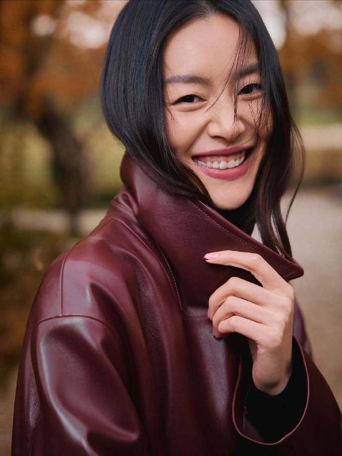 最近刘雯拍摄了一组很美的大片，看上去潇洒又时尚，也很有国际大牌明星魅力。刘雯