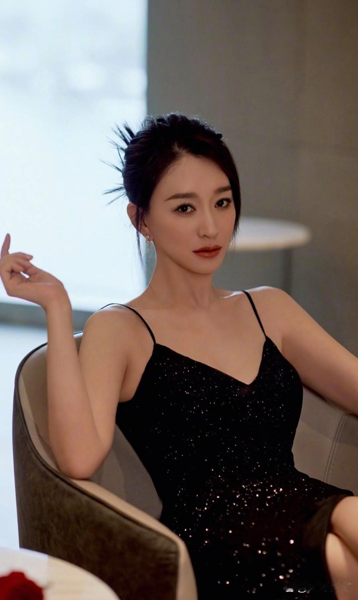 1.网传李小冉前段时间被一位小鲜肉开车“偶遇”碰撞，其实是该小鲜肉刻意的搭讪手