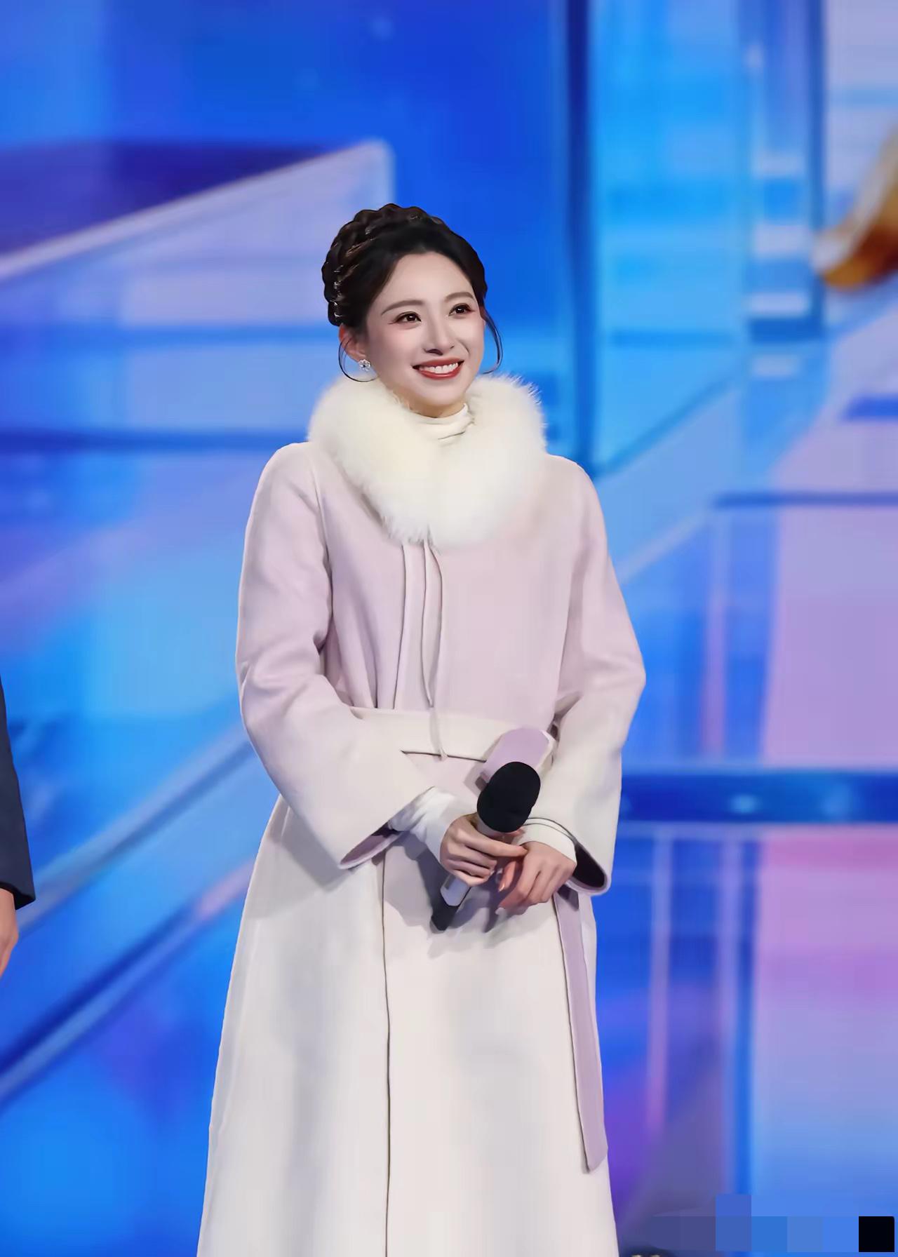 我终于搞明白了，这次央视跨年晚会，女主持人为什么穿的是大衣、羽绒服？不查不知道