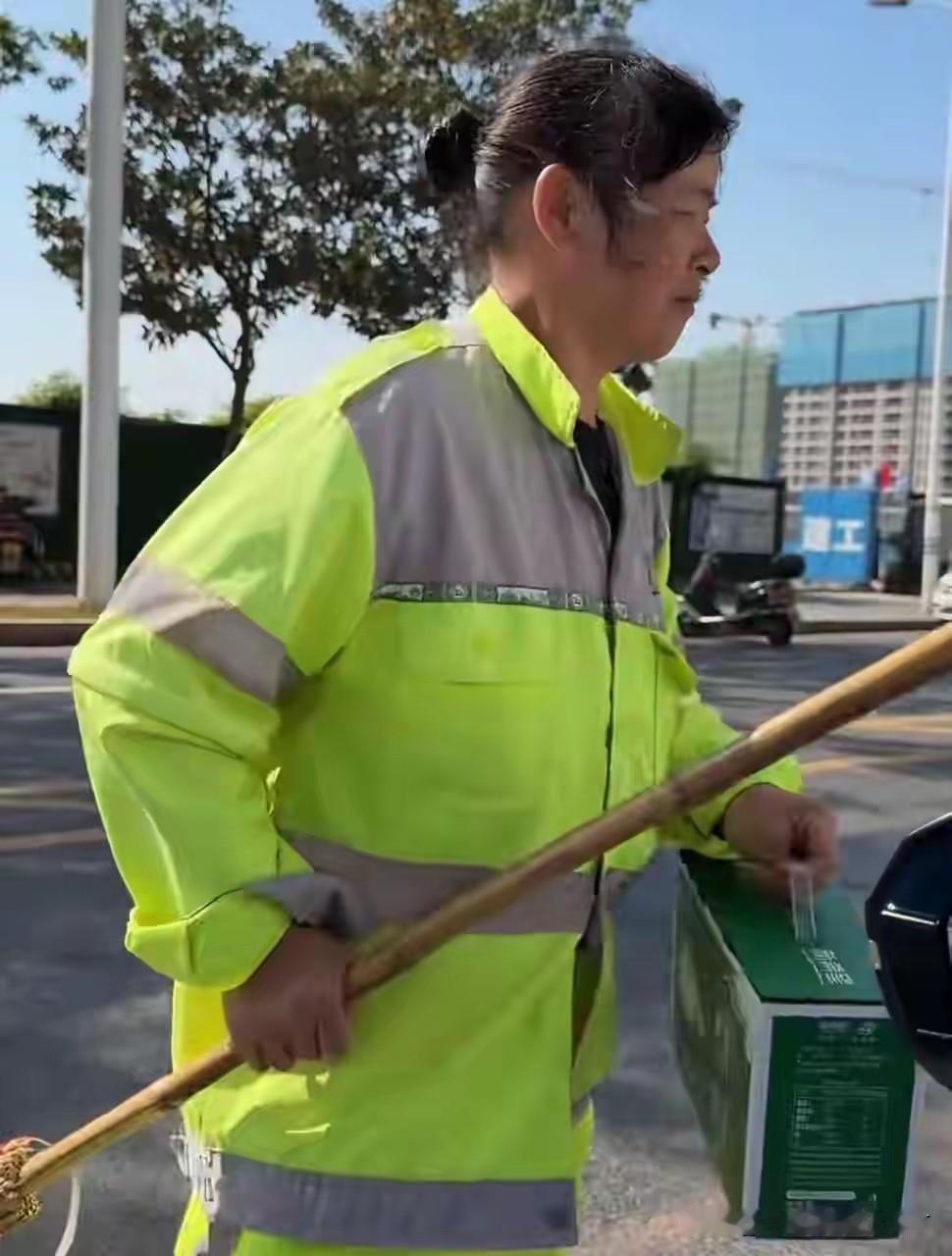 “这是送你的五一礼物！”湖南长沙，一位63岁的环卫阿姨，在街头清扫时偶遇陌生女子