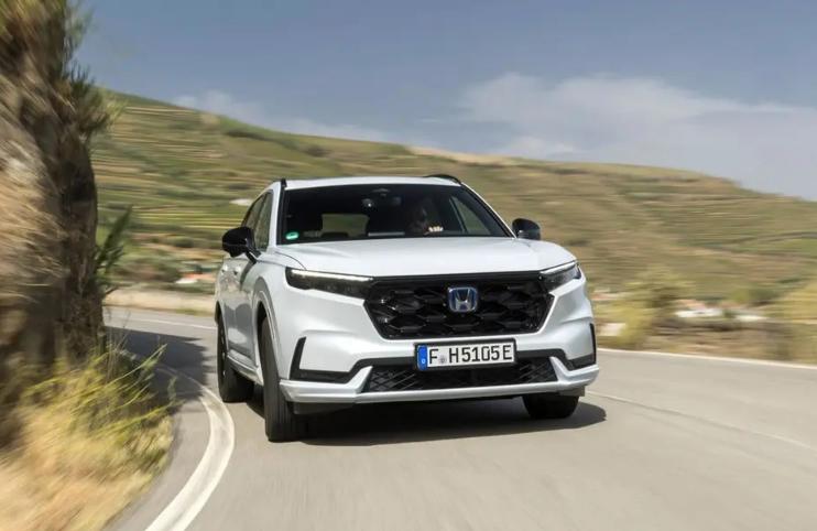 不得不承认，白色的本田CR-V看上去稳重大气，只可惜我们国内似乎都是黑色的为主。