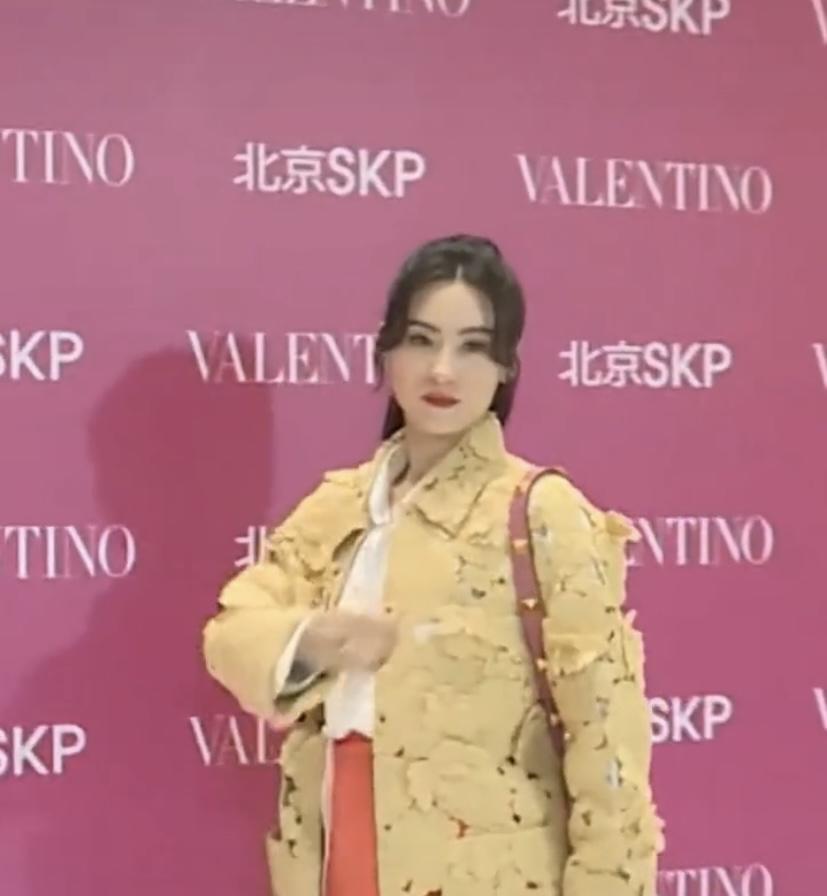 张柏芝每次亮相都能引发关注。这次她出发去巴黎，机场穿Balenciaga荧光黄